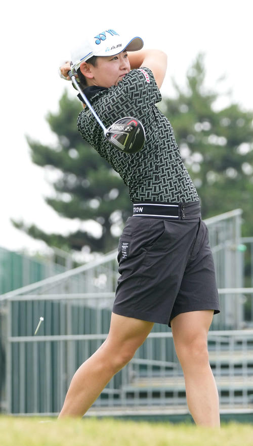 1番、ティーショットを放つ岩井明（撮影・小沢裕）