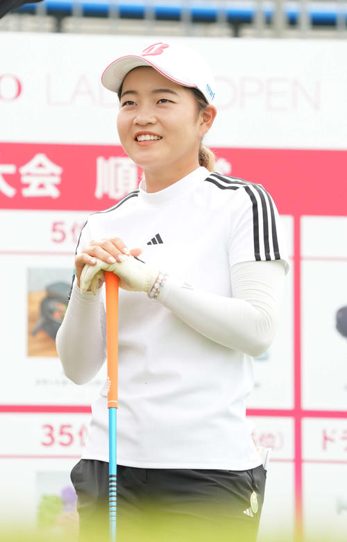 1番、ティーグラウンドで笑顔を見せる佐藤心結（撮影・小沢裕）