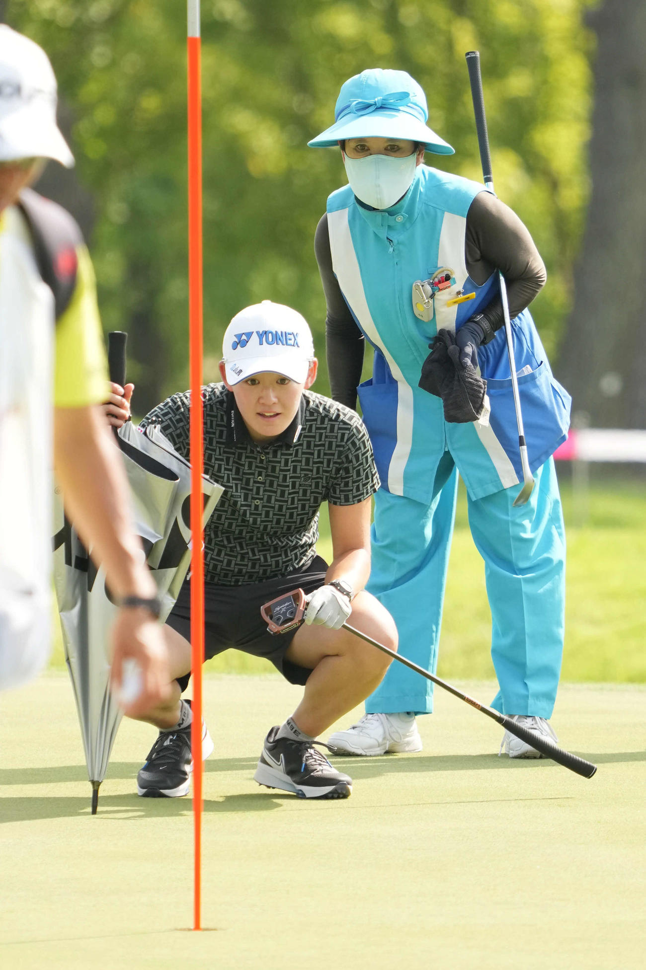 同伴者のパットを読む岩井明＝2023年6月28日（撮影・小沢裕）