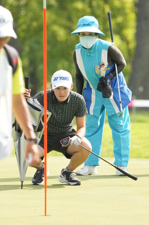 同伴者のパットを読む岩井明＝2023年6月28日（撮影・小沢裕）