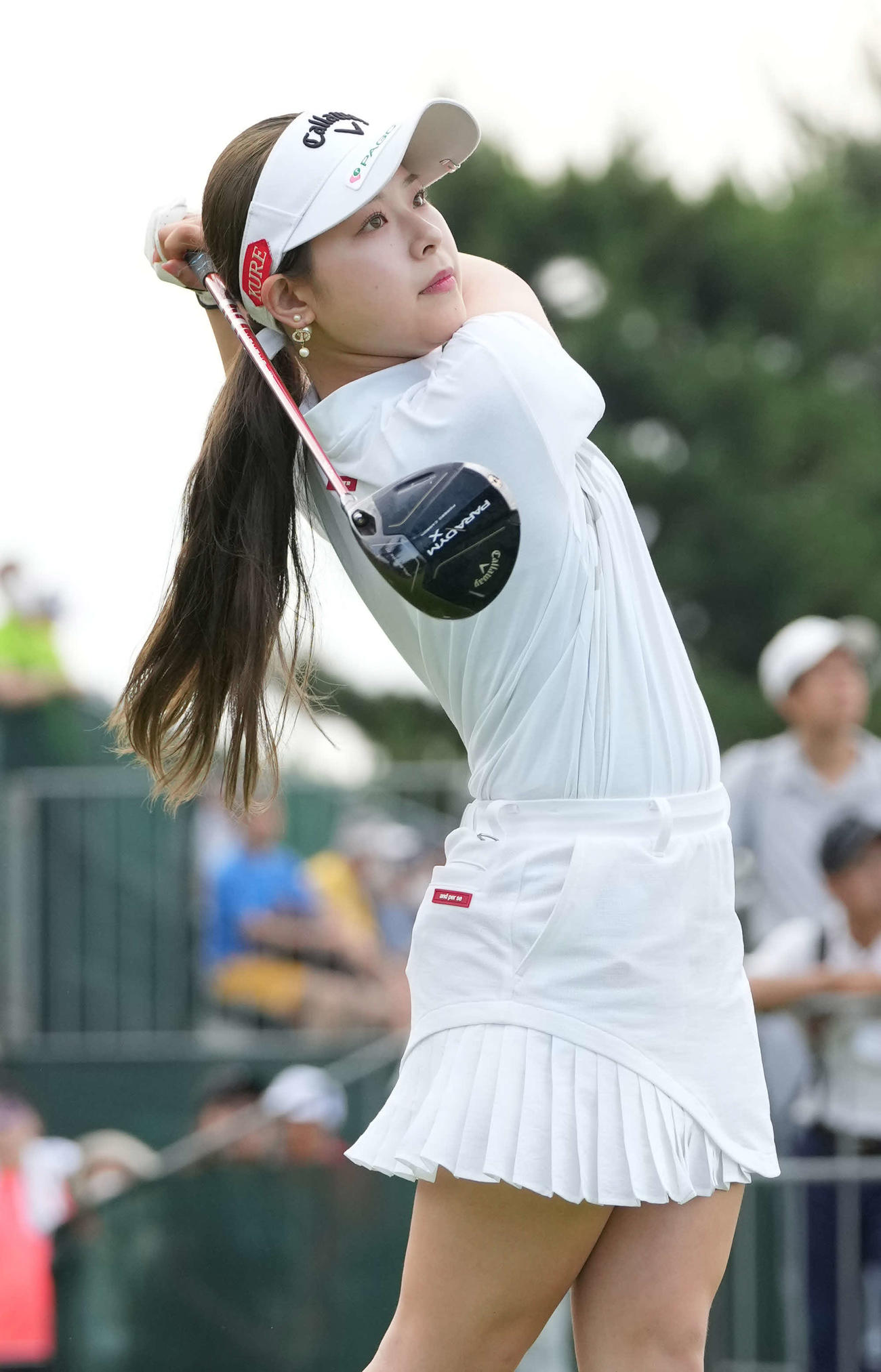 1番、ティーショットを放つ吉田鈴（撮影・小沢裕）