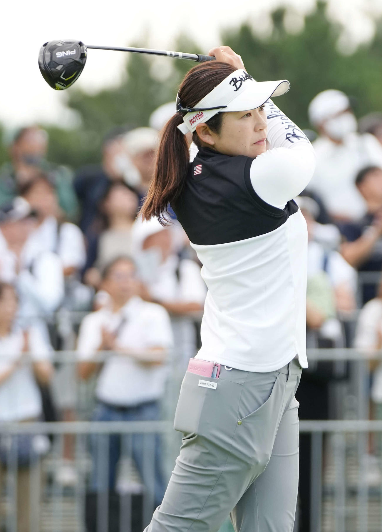 1番、ティーショットを放つ仲宗根（撮影・小沢裕）