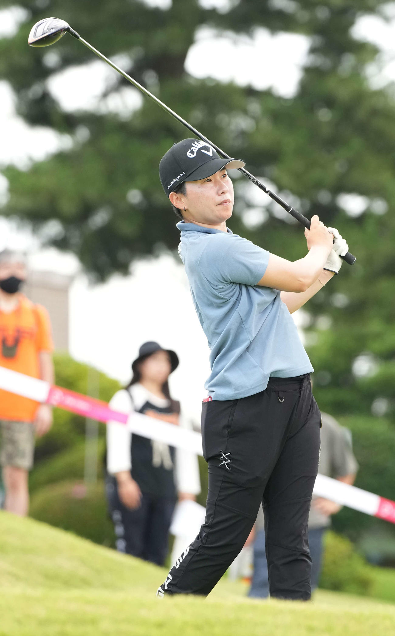 10番、ティーショットを放ち打球を見つめる沖（撮影・小沢裕）