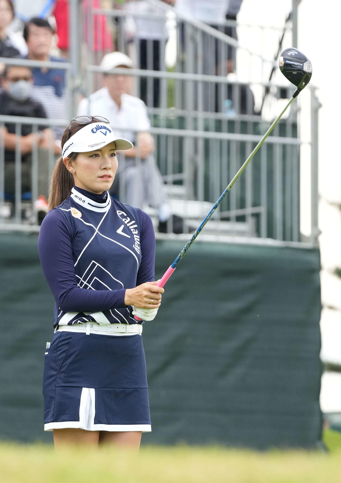 1番、ティーショットの狙いを定める藤田光（撮影・小沢裕）