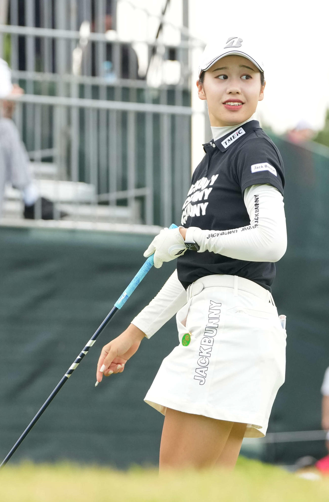 1番、ティーショットを放ち打球を見つめる鶴瀬（撮影・小沢裕）
