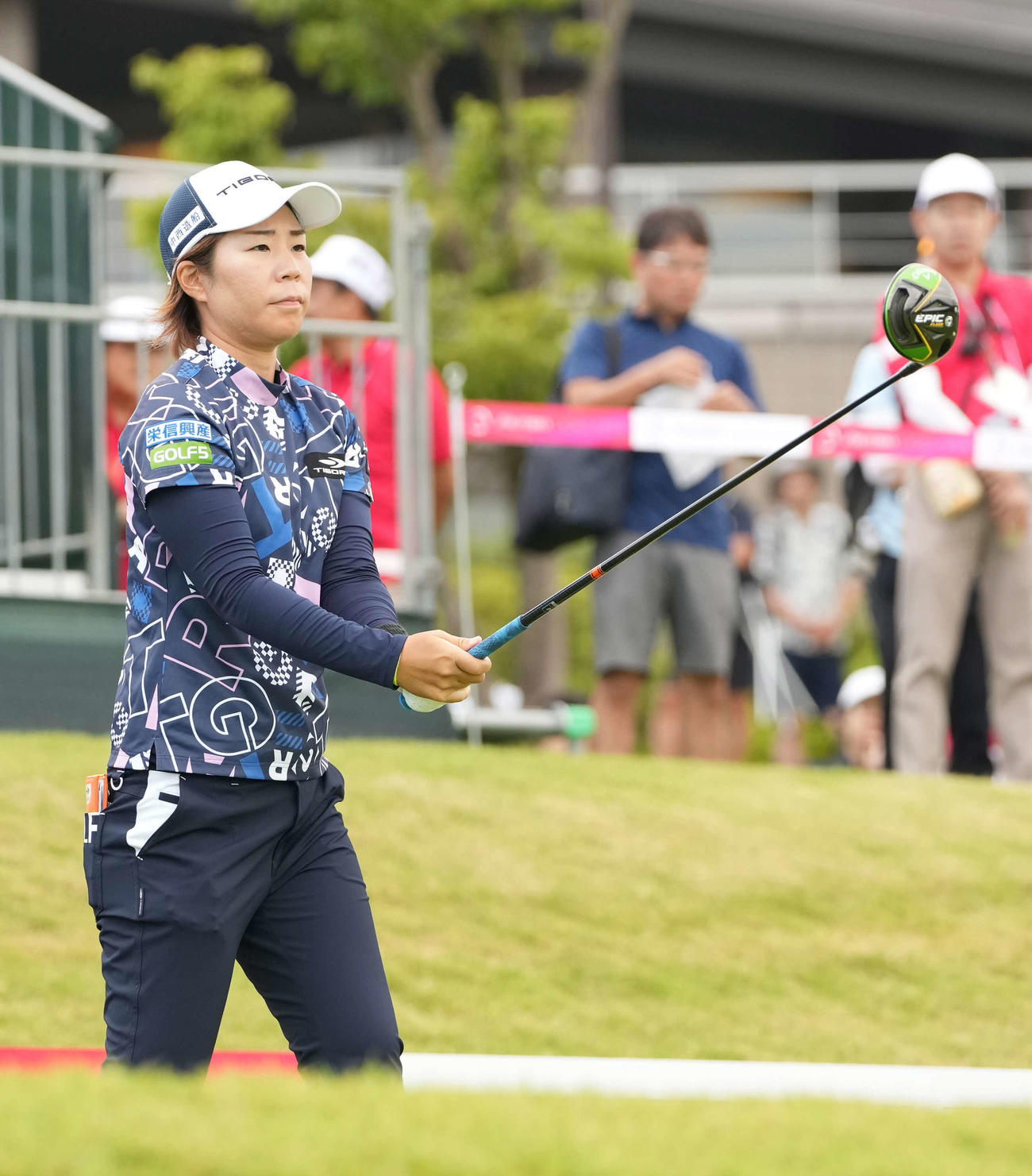 10番、ティーショットの狙いを定める穴井（撮影・小沢裕）