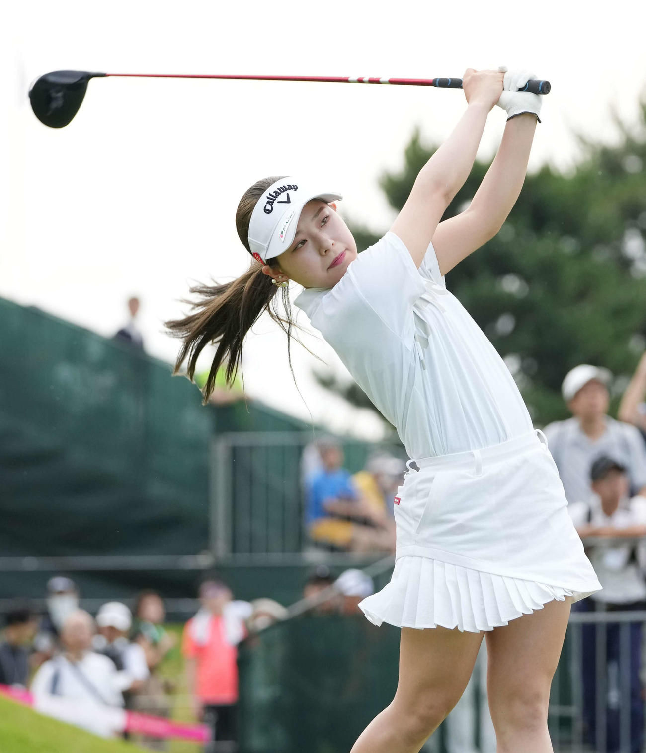1番、ティーショットを放つ吉田鈴（撮影・小沢裕）