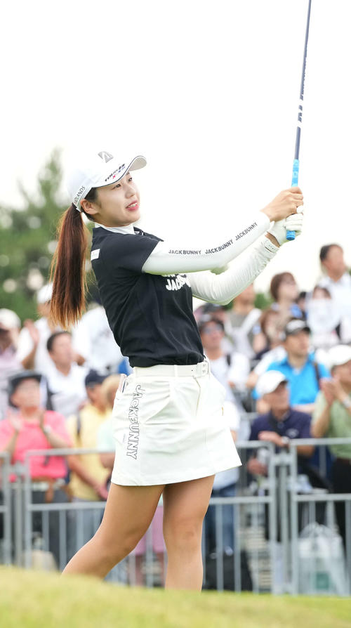 1番、ティーショットを放つ鶴瀬（撮影・小沢裕）