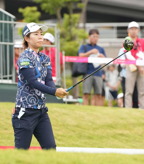 10番、ティーショットの狙いを定める穴井（撮影・小沢裕）