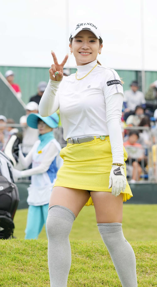 10番、ティーショットを終えカメラマンに向かってピースする安田彩（撮影・小沢裕）