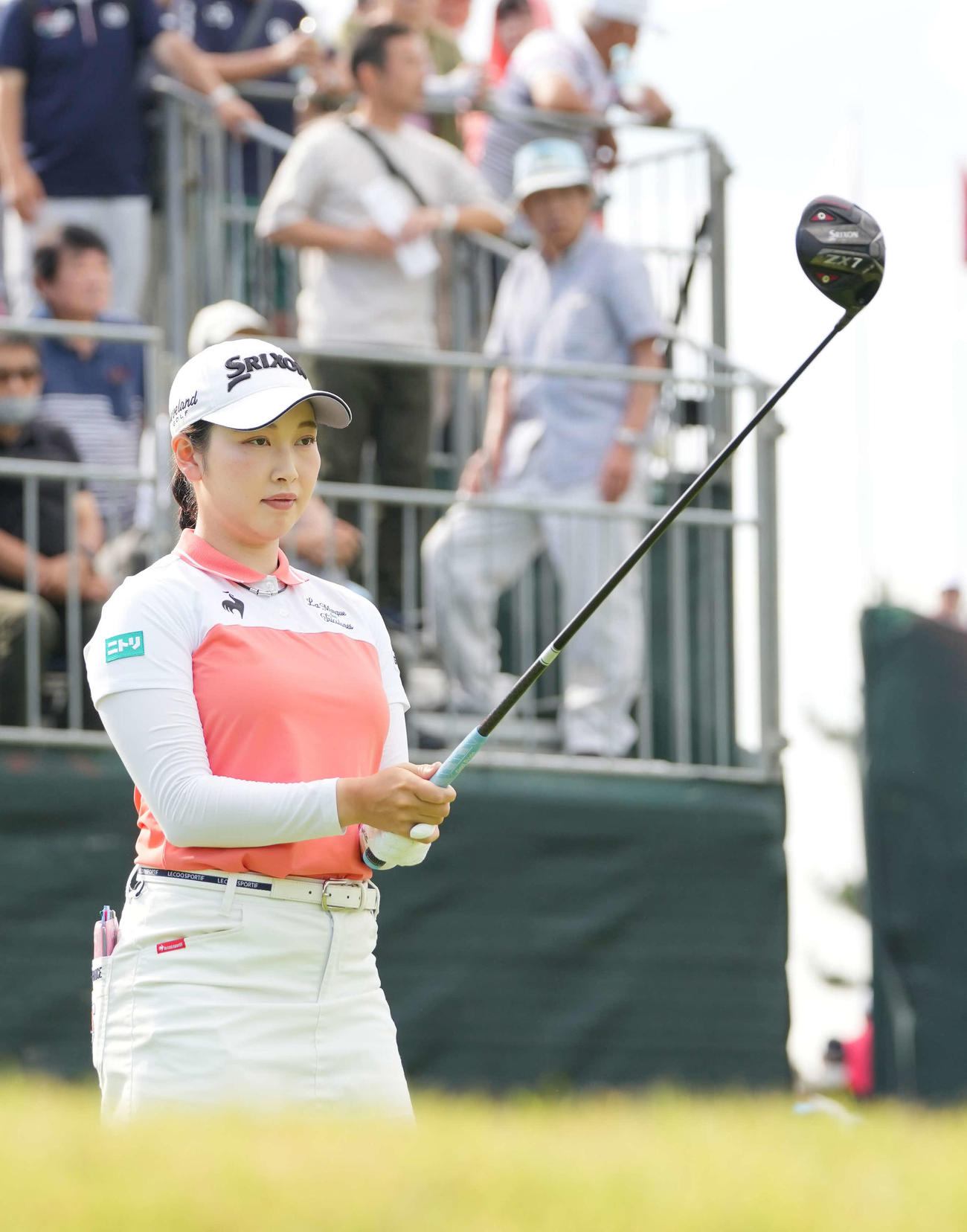 1番、ティーショットの狙いを定める小祝（撮影・小沢裕）