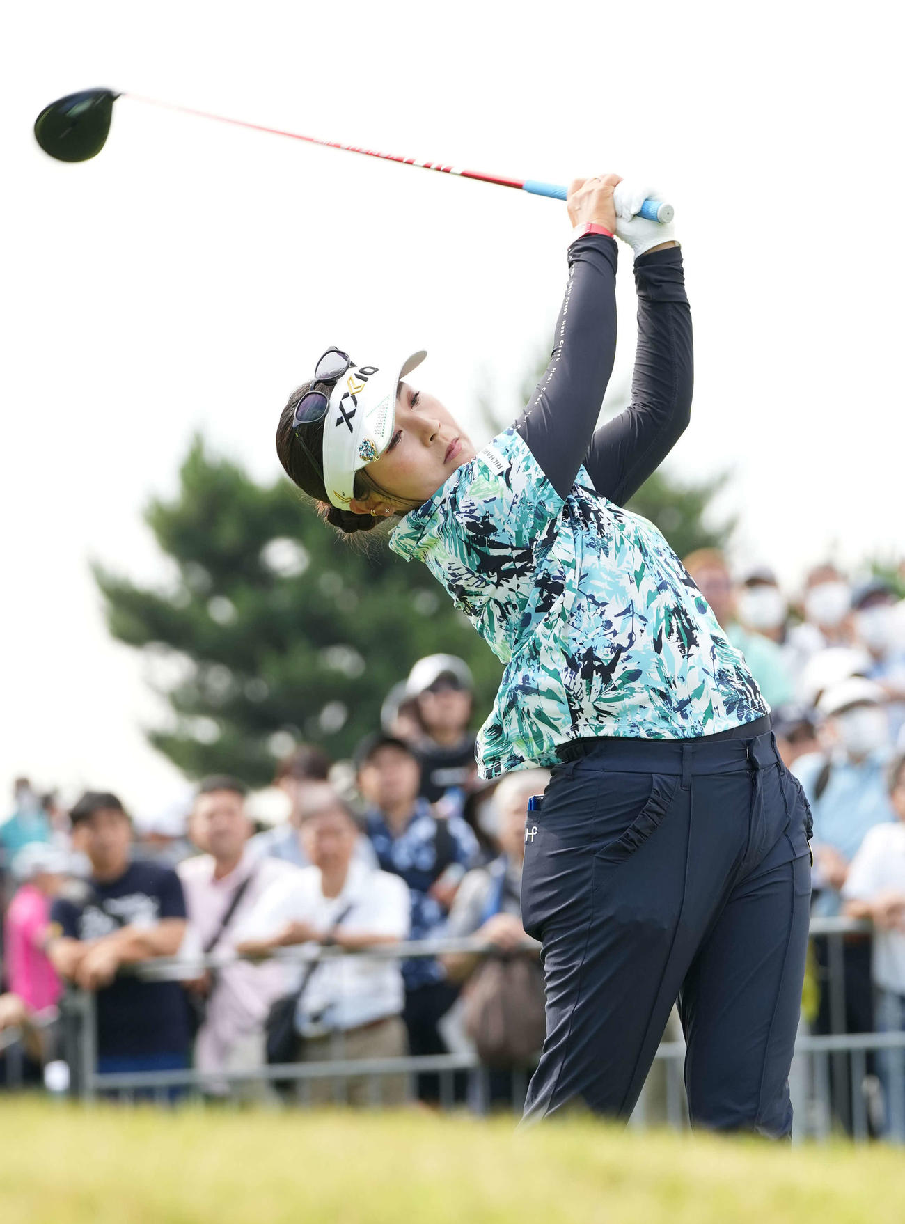1番、ティーショットを放つ青木（撮影・小沢裕）