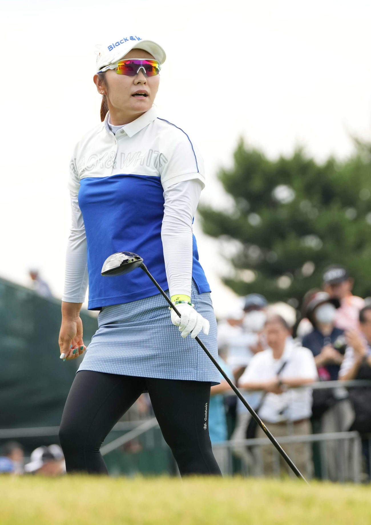 1番、ティーショットを放ち打球を見つめる藤田さ（撮影・小沢裕）