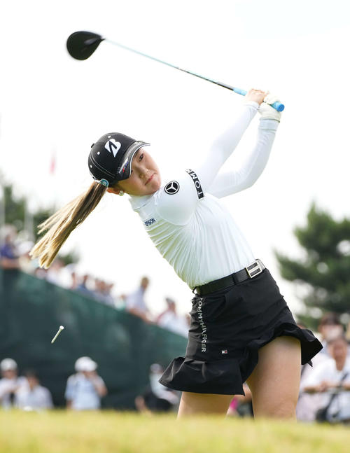 1番、ティーショットを放つ吉田優（撮影・小沢裕）