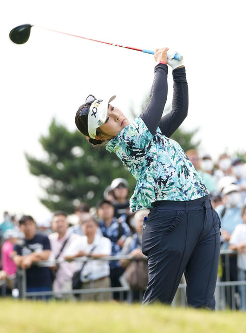 1番、ティーショットを放つ青木（撮影・小沢裕）