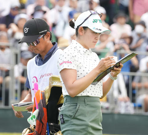 10番、ティーショットの前に引き締まった表情を見せる岩井千（撮影・小沢裕）