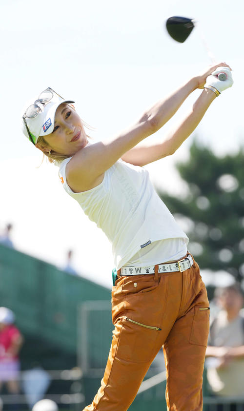 1番、ティーショットを放つ金田（撮影・小沢裕）