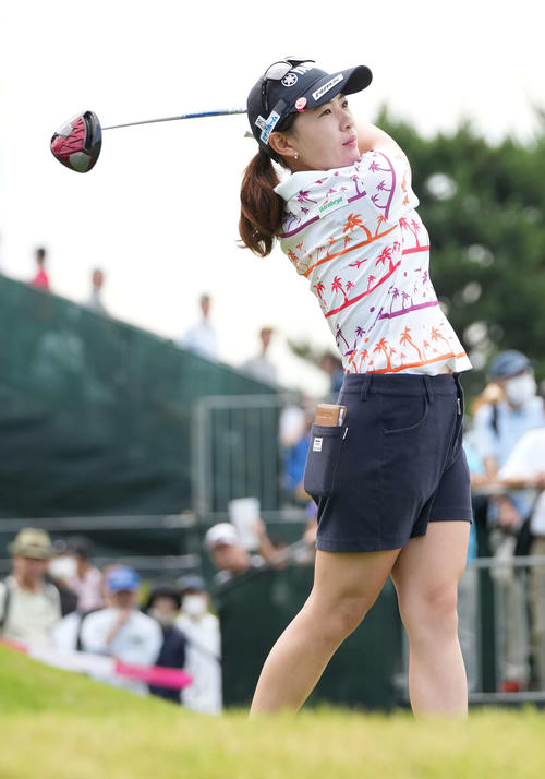1番、ティーショットを放つ永井（撮影・小沢裕）