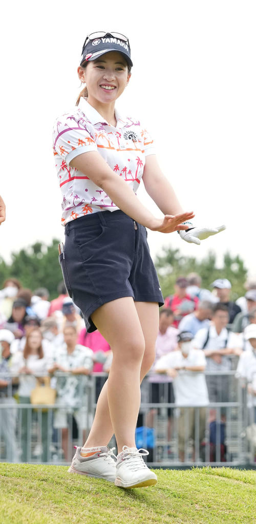 1番、ティーショットを終え第2打地点へ向かう永井（撮影・小沢裕）