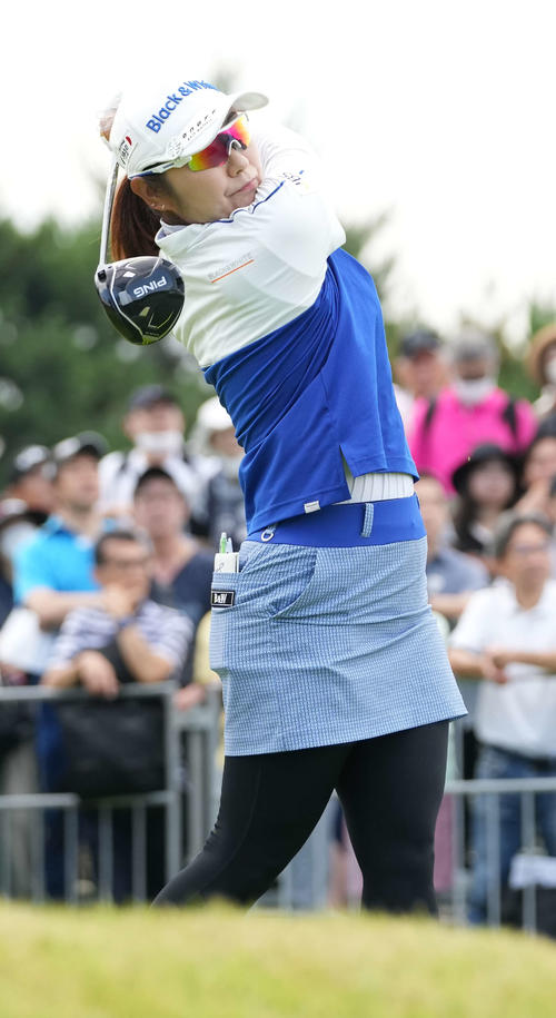 1番、ティーショットを放つ藤田さ（撮影・小沢裕）