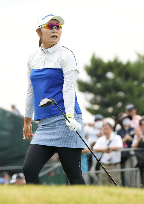 1番、ティーショットを放ち打球を見つめる藤田さ（撮影・小沢裕）