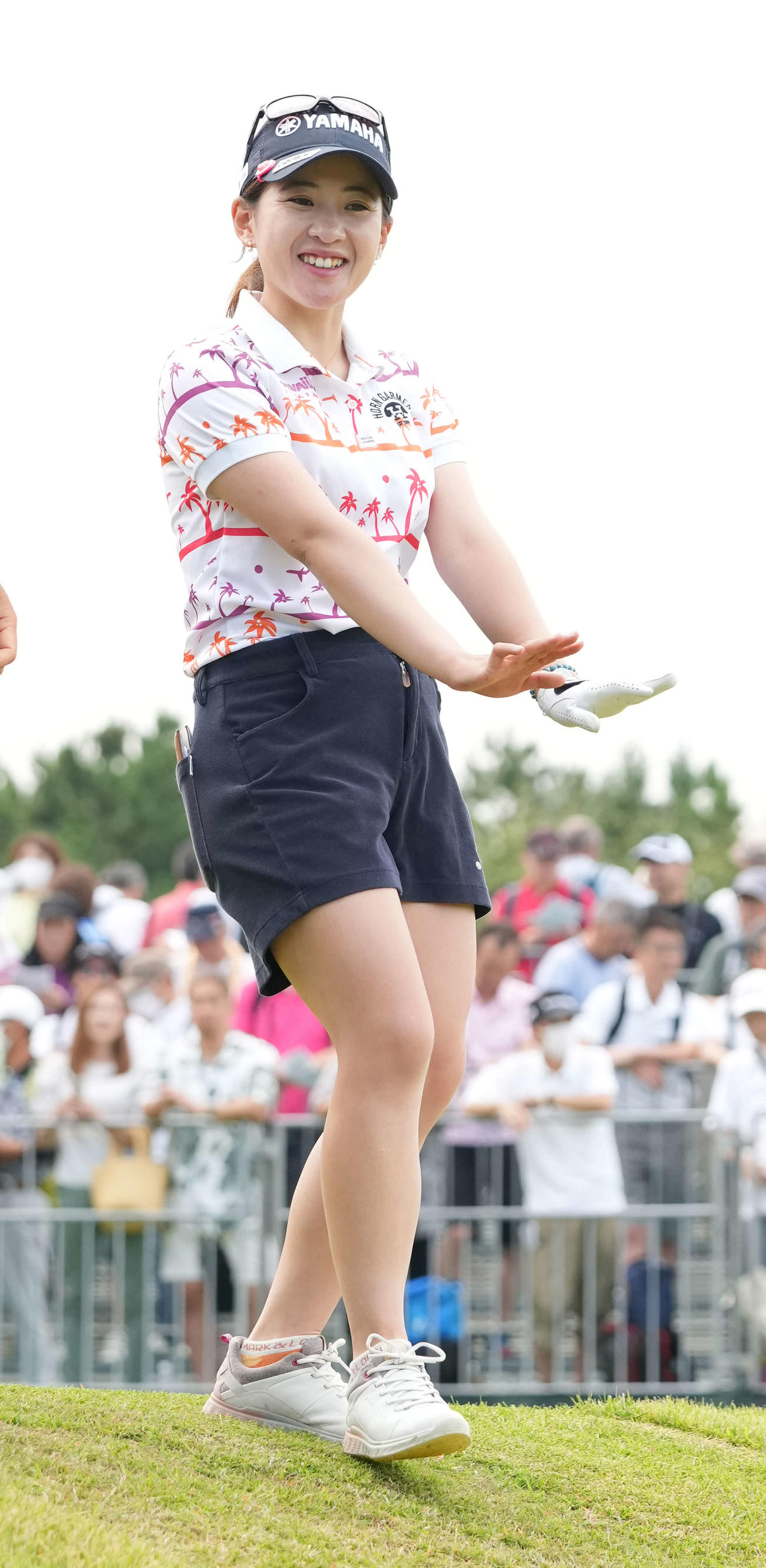 1番、ティーショットを終え第2打地点へ向かう永井（撮影・小沢裕）
