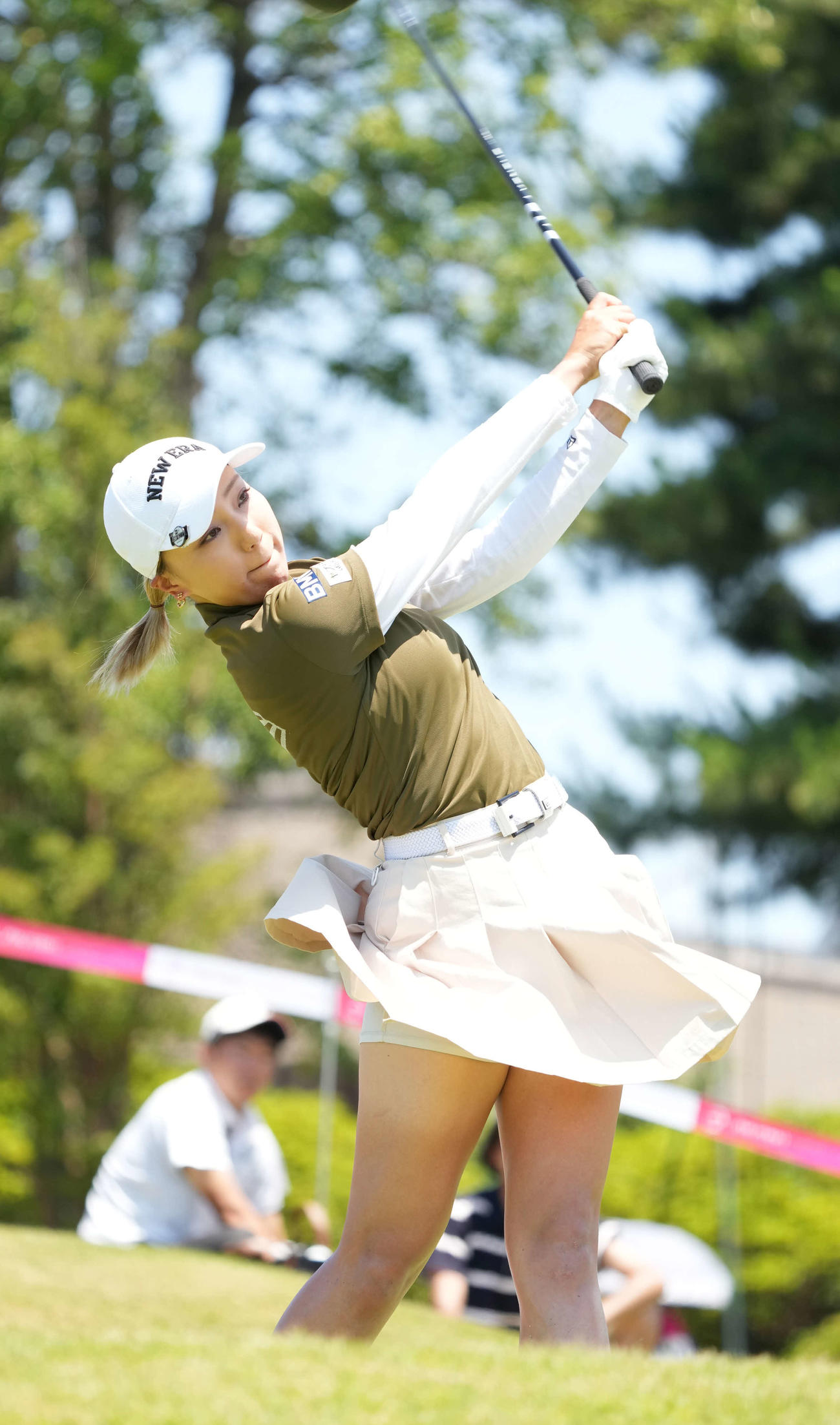 10番、ティーショットを放つ宮田（撮影・小沢裕）