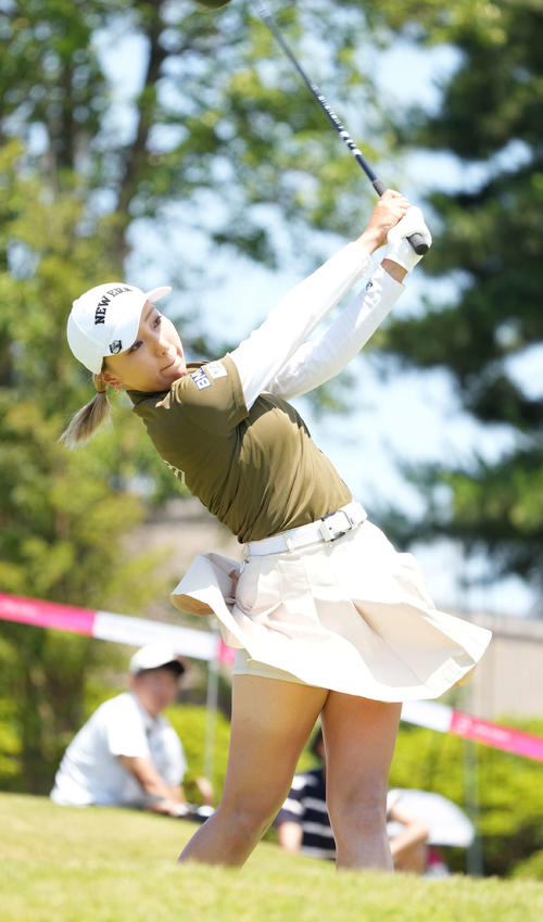 10番、ティーショットを放つ宮田（撮影・小沢裕）