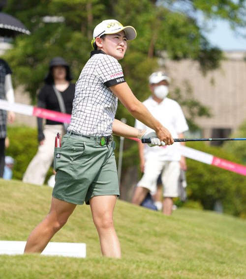 10番、ティーショットを放つ岩井明（撮影・小沢裕）