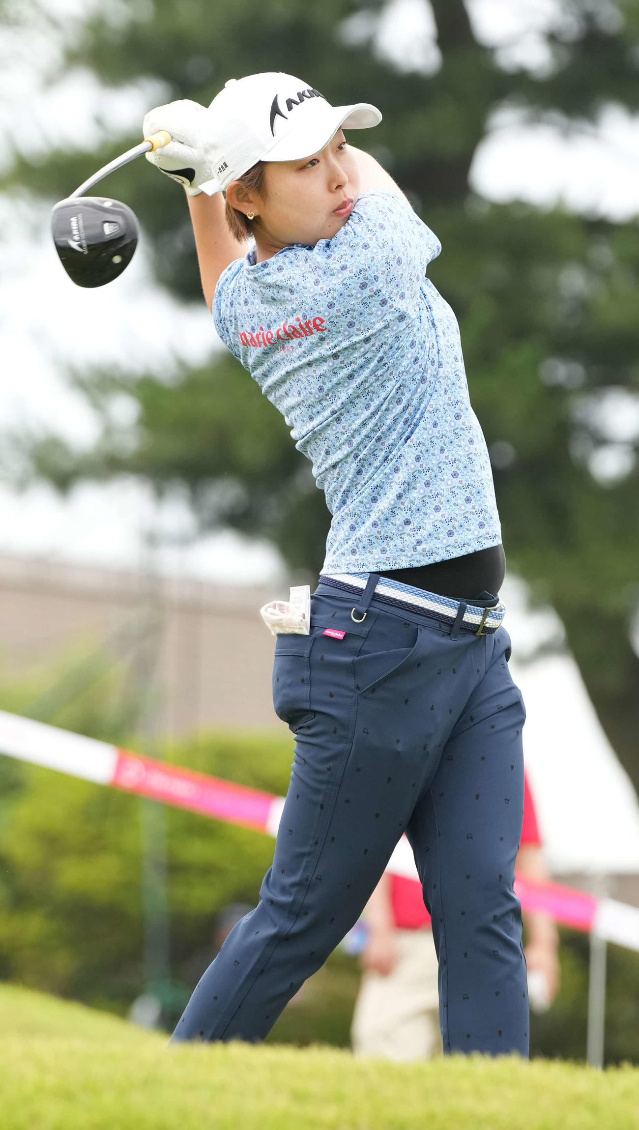 10番、ティーショットを放つ小滝（撮影・小沢裕）