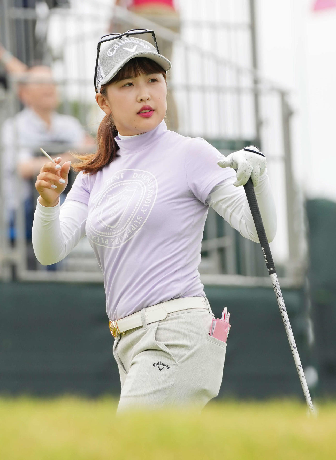 1番、ティーショットを放ち打球を見つめるリ・ハナ（撮影・小沢裕）