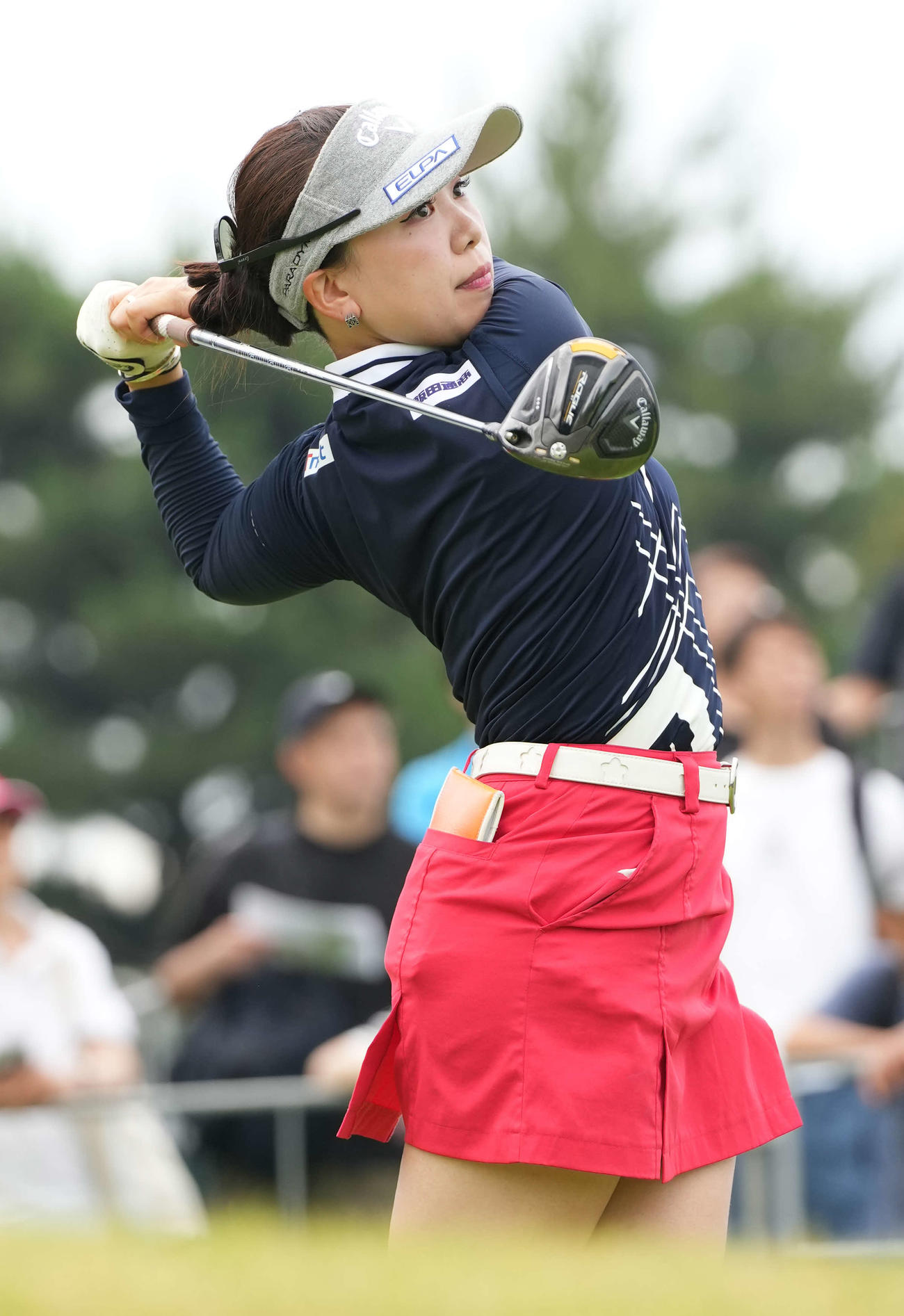 1番、ティーショットを放つ種子田（撮影・小沢裕）