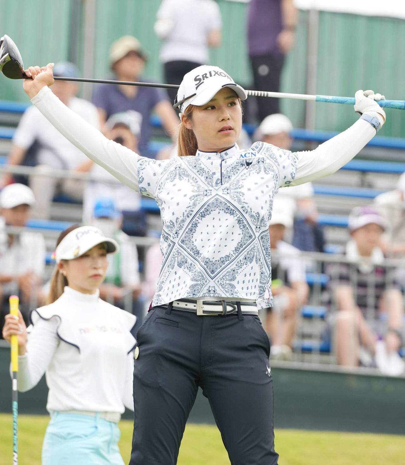 10番、スタート前にストレッチする藪田梨花（撮影・小沢裕）