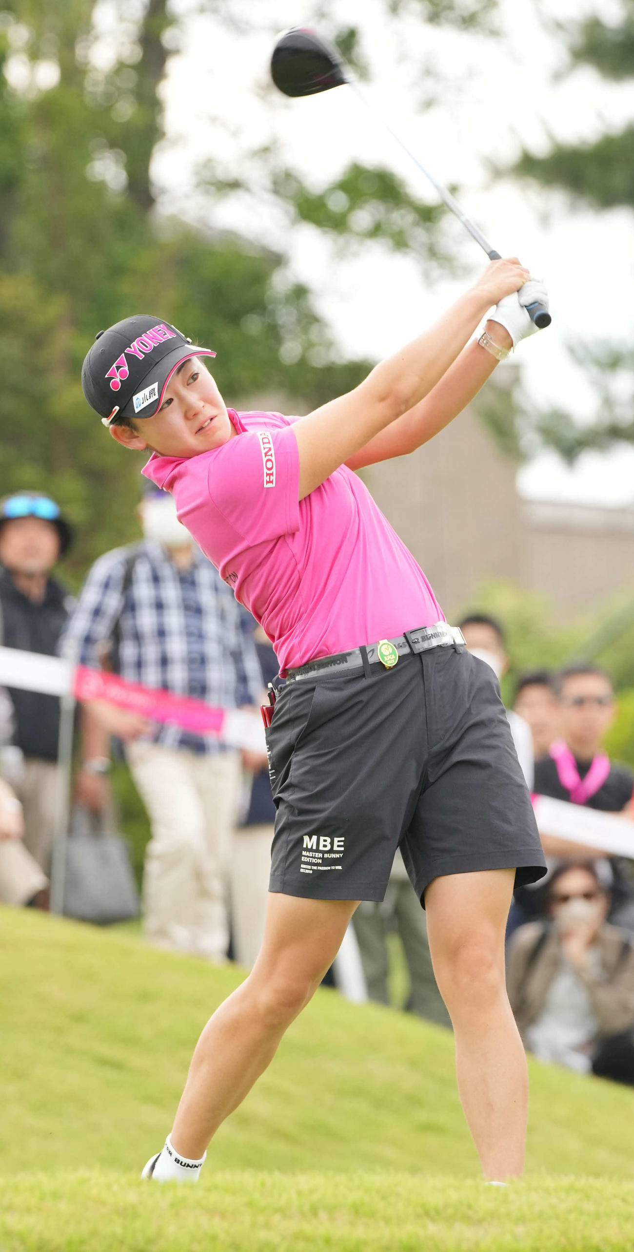10番、ティーショットを放つ岩井明（撮影・小沢裕）