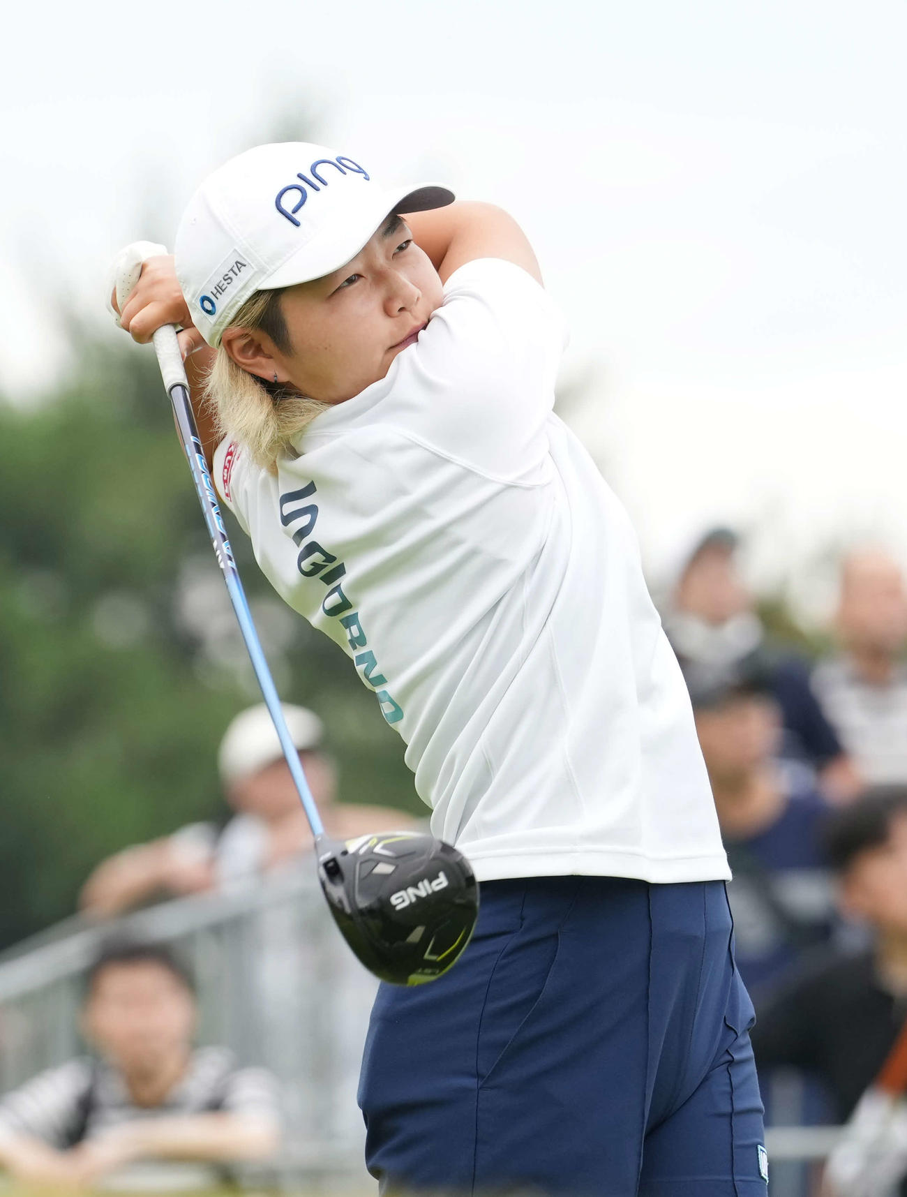 1番、ティーショットを放つ宮沢（撮影・小沢裕）