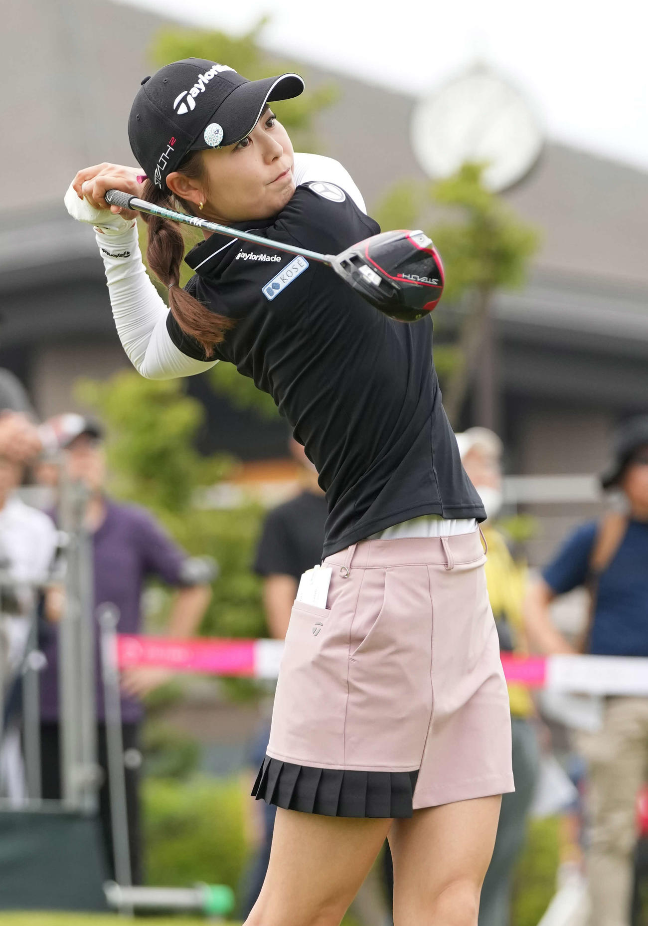 10番、ティーショットを放つ松森（撮影・小沢裕）