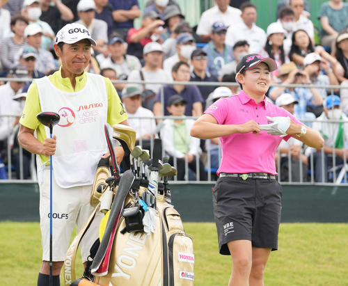 10番、ティーショットを放ち笑顔を見せる岩井明（撮影・小沢裕）