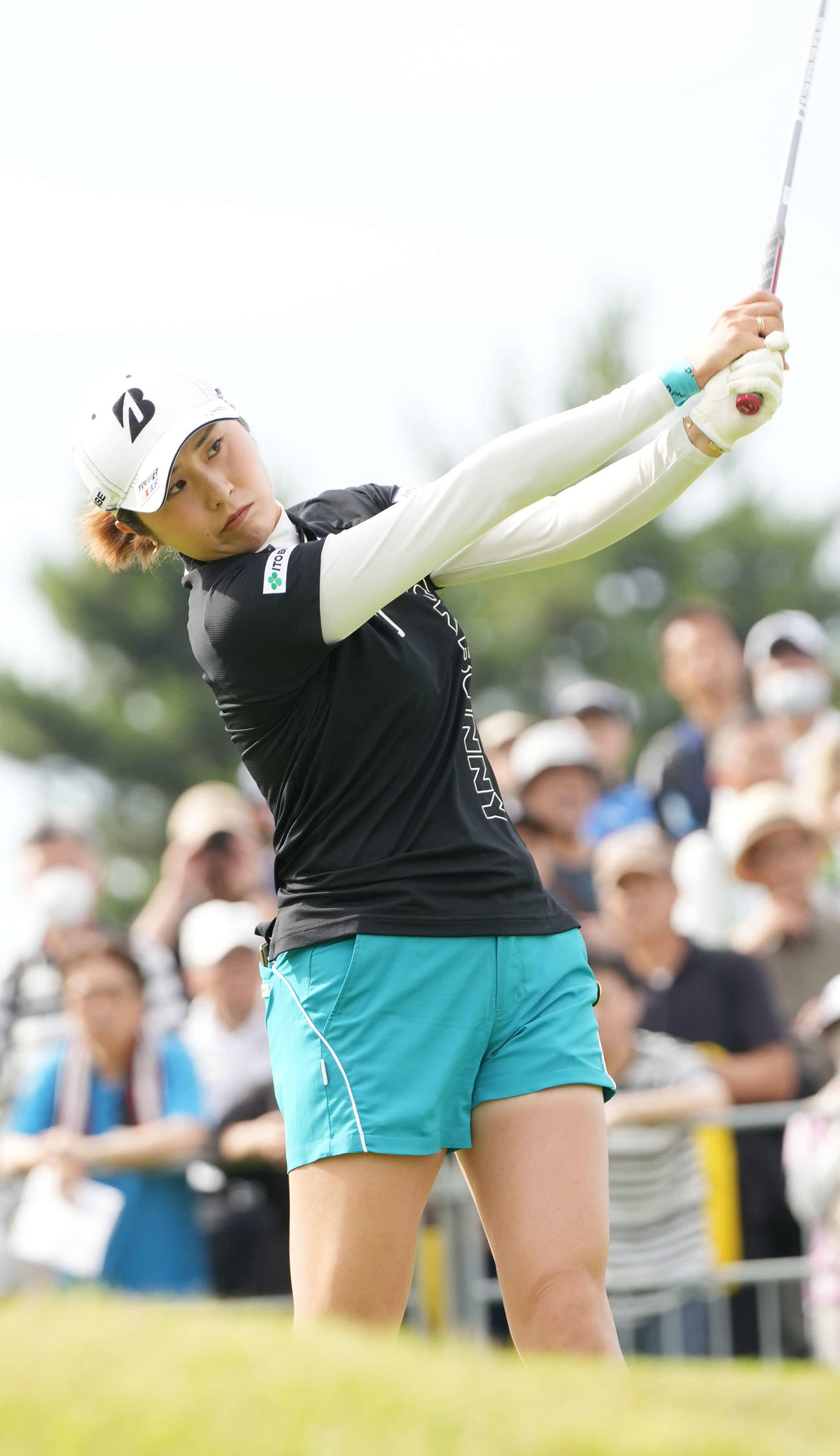 1番、ティーショットを放つ大里（撮影・小沢裕）