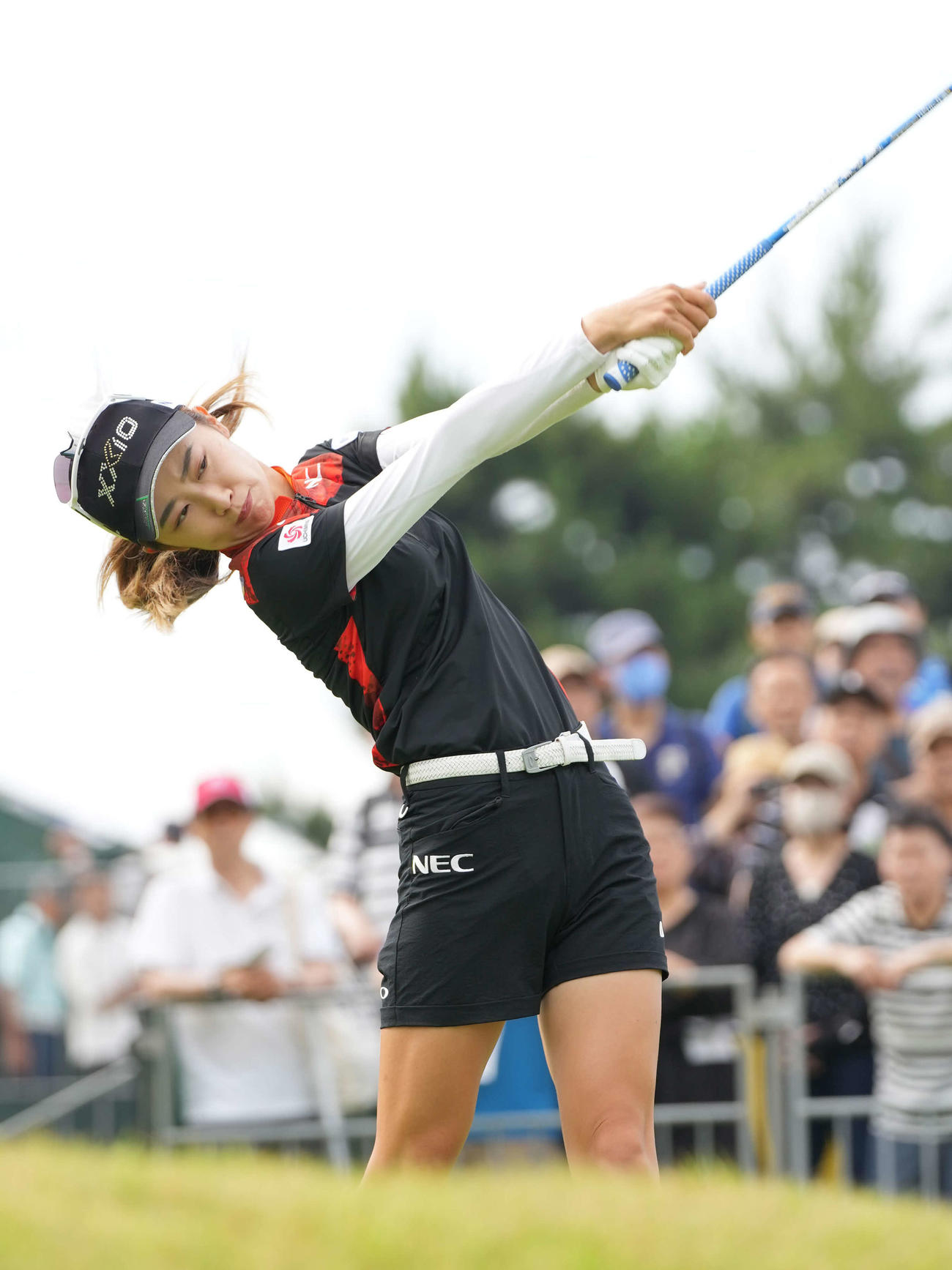 1番、ティーショットを放つ安田祐（撮影・小沢裕）