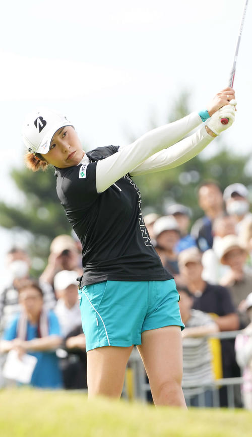 1番、ティーショットを放つ大里（撮影・小沢裕）