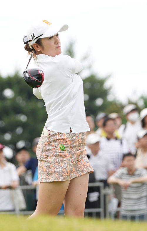 1番、ティーショットを放つ稲見（撮影・小沢裕）