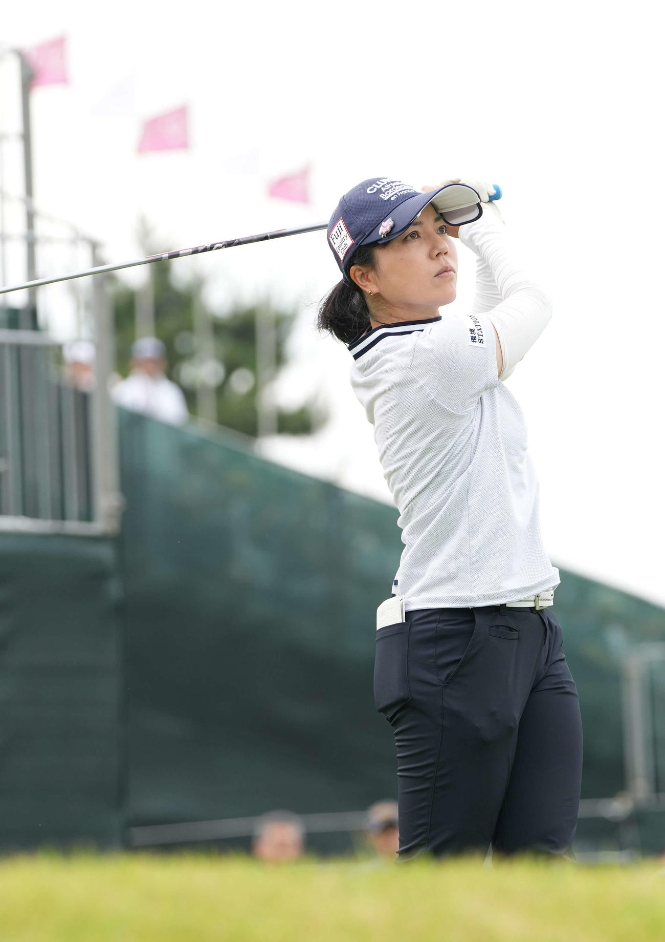 1番、ティーショットを放ち打球を見つめる下川（撮影・小沢裕）