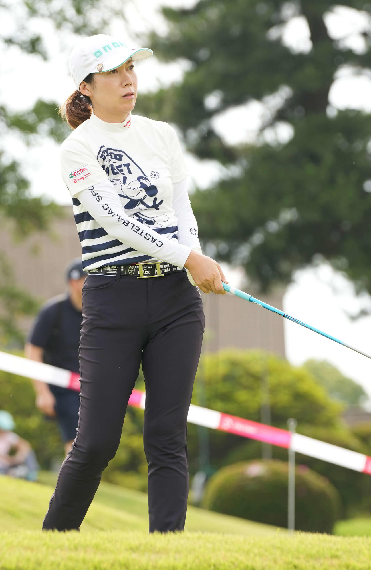 10番、ティーショットを放ち打球を見つめる李知姫（撮影・小沢裕）