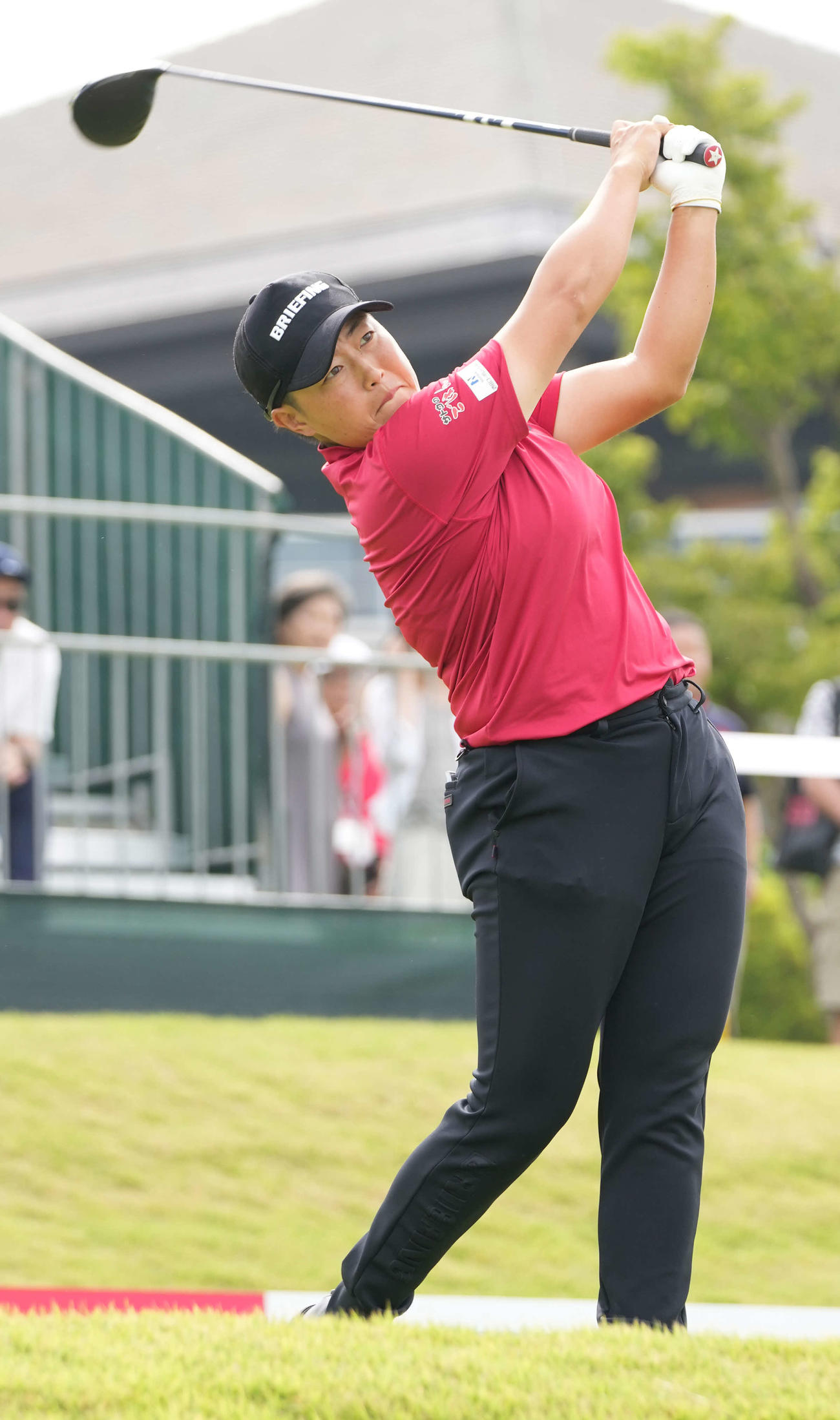 10番、ティーショットを放つ工藤遥（撮影・小沢裕）