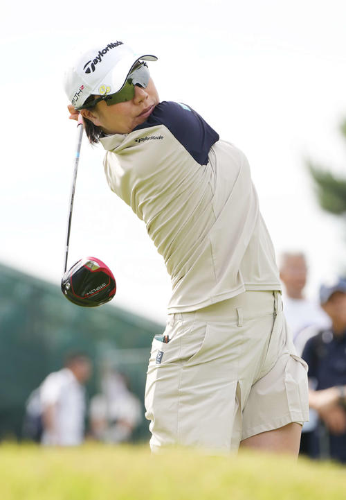 1番、ティーショットを放つ岡山（撮影・小沢裕）