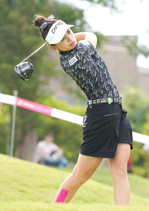 10番、ティーショットを放つ藤田か（撮影・小沢裕）