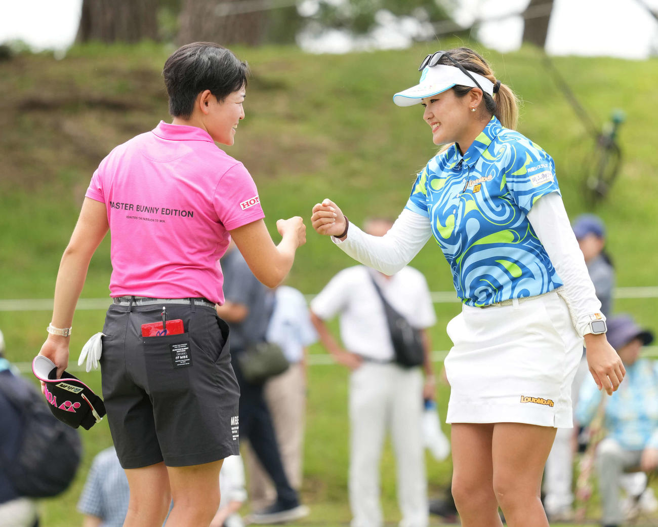 9番、第2日をホールアウトした桑木は同伴競技者の岩井明とグータッチする（撮影・小沢裕）
