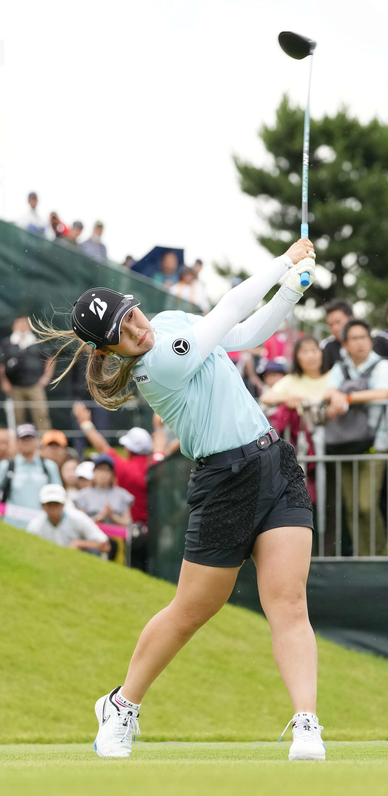 1番、ティーショットを放つ吉田優（撮影・小沢裕）