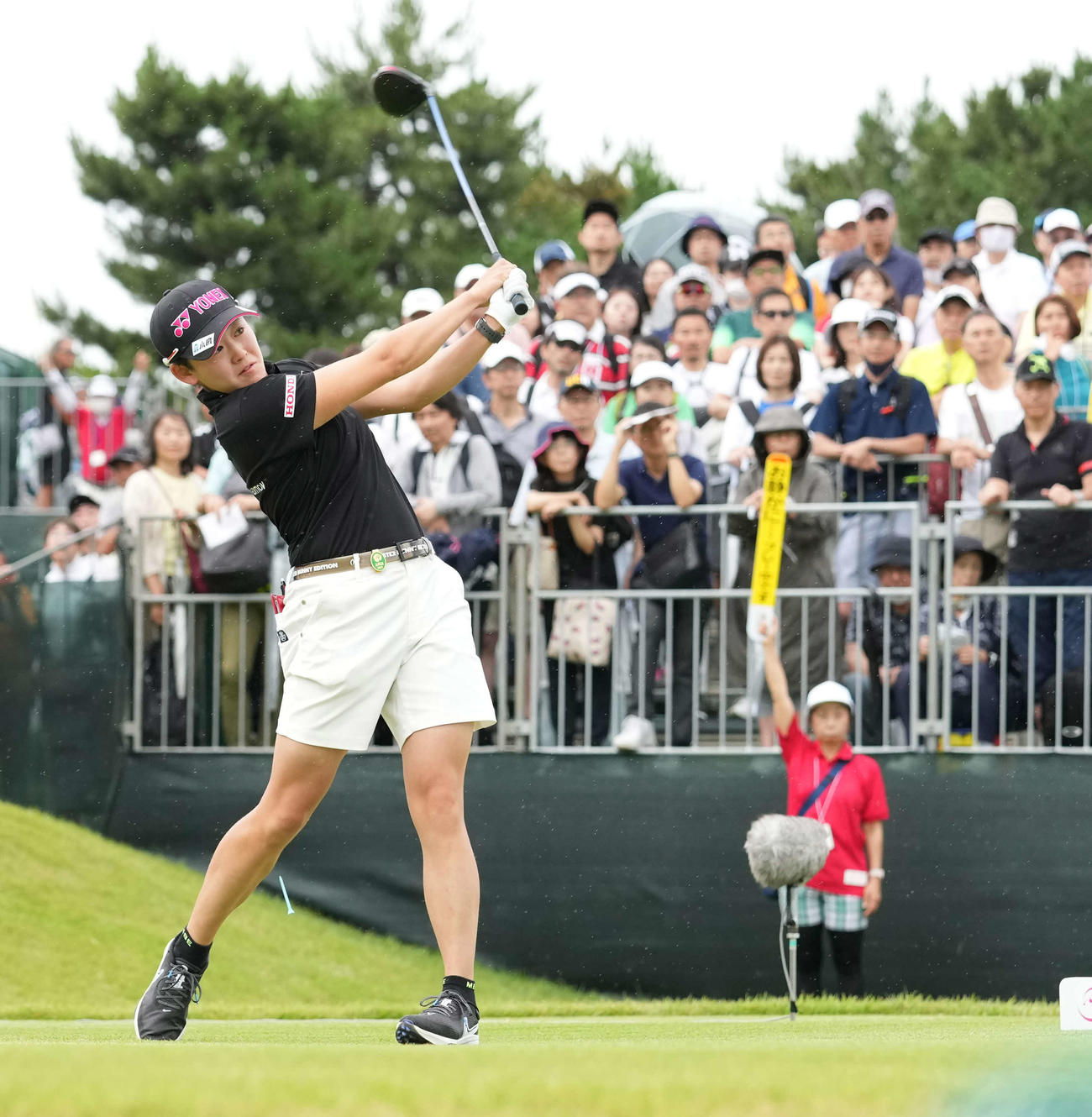 1番、ティーショットを放つ岩井明（撮影・小沢裕）