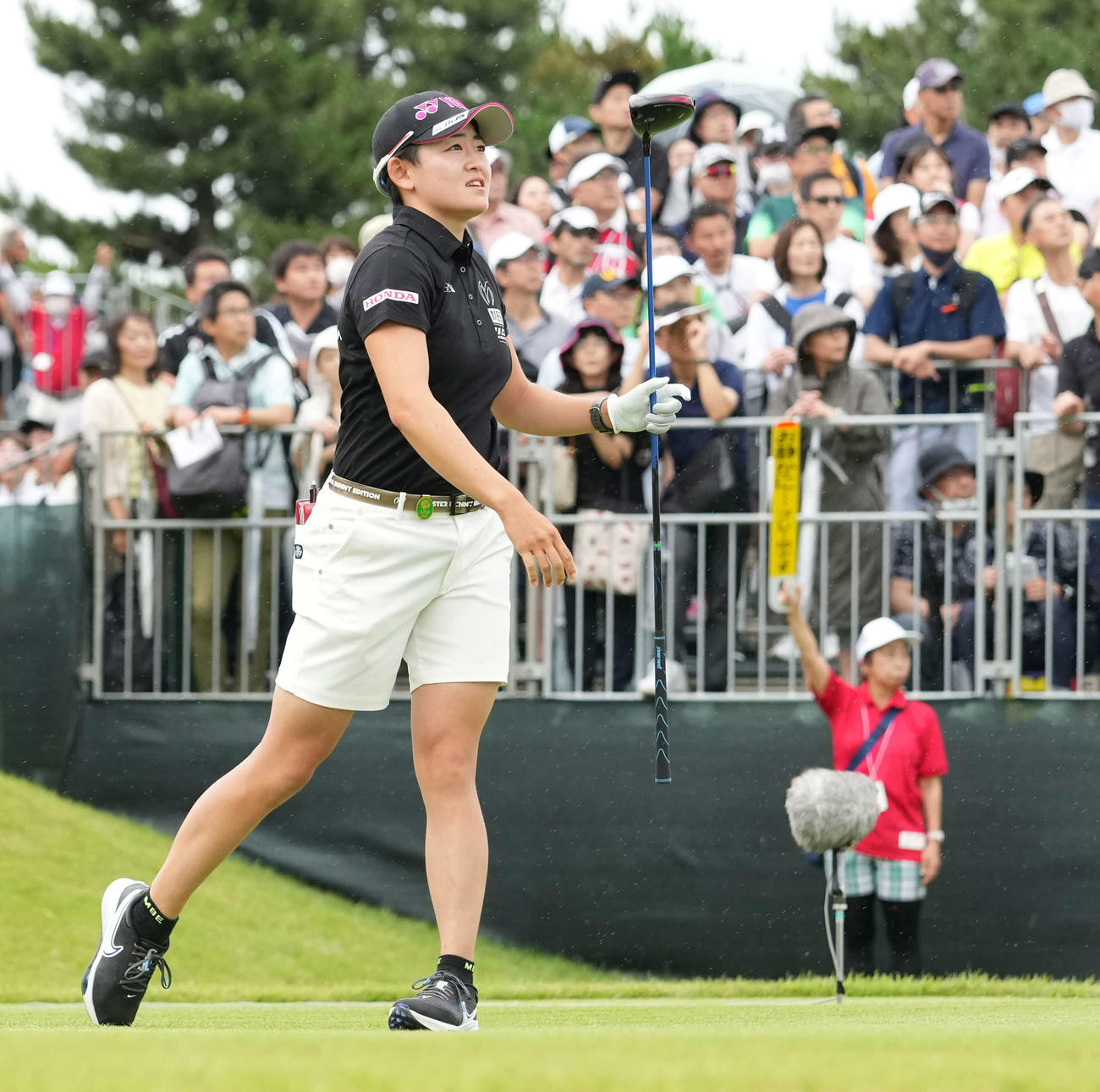 1番、ティーショットを放ち打球を見つめる岩井明（撮影・小沢裕）